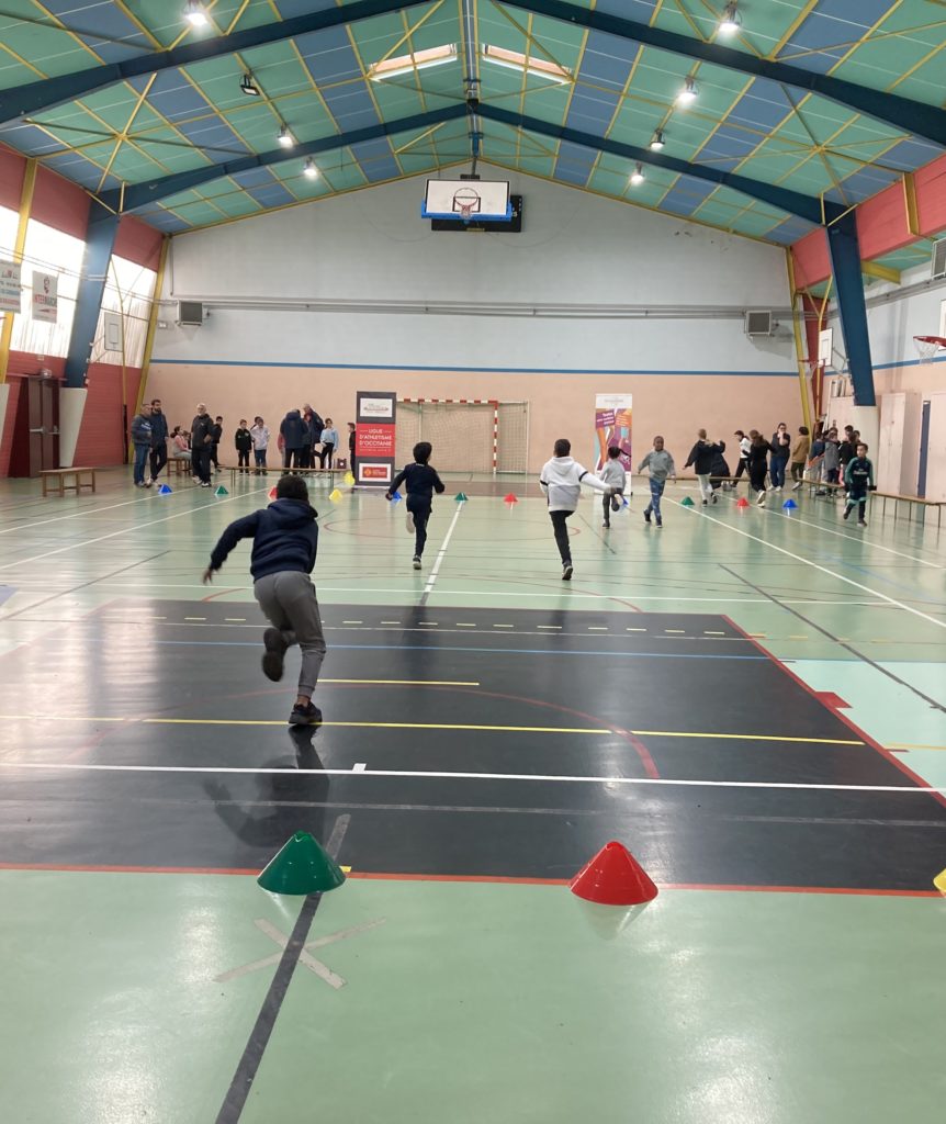 Photos montrant des élèves courir dans un gymnase. 